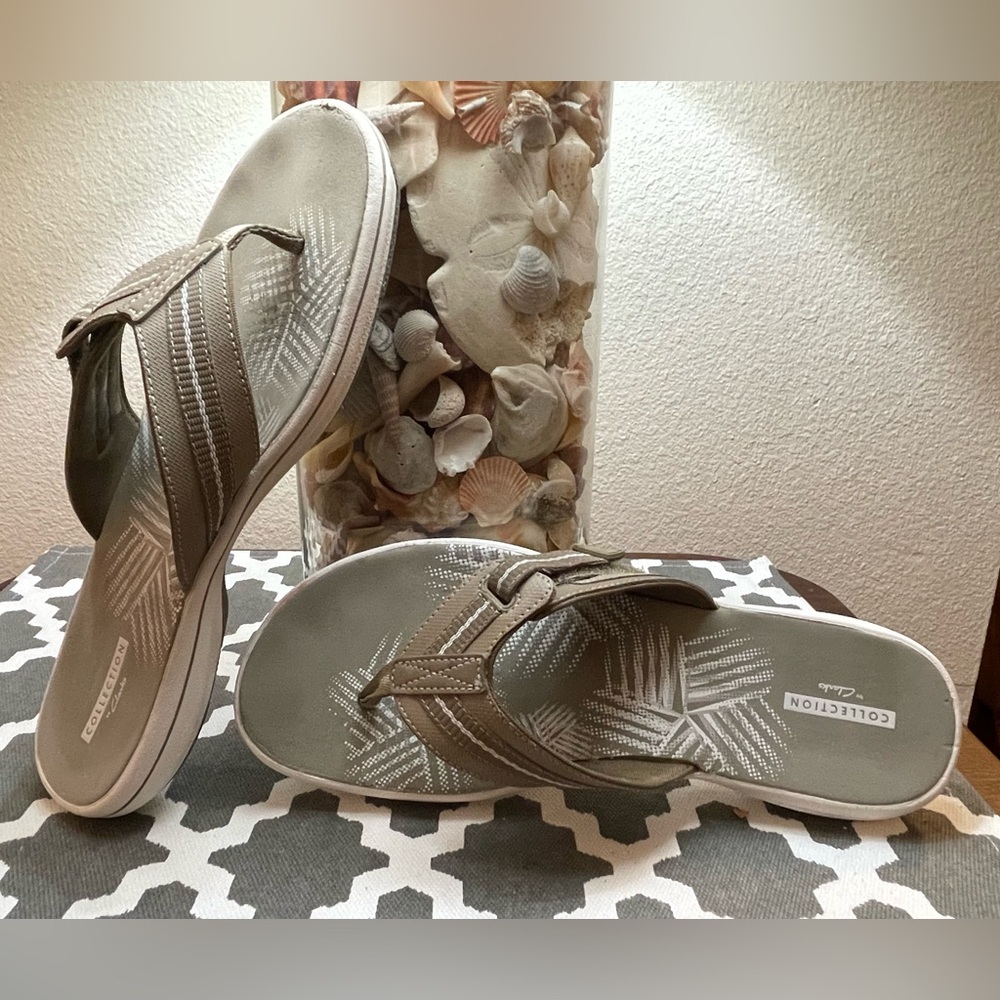 Clarks Collection Women's Breeze Gray White Flip Flop Sandals Size 10